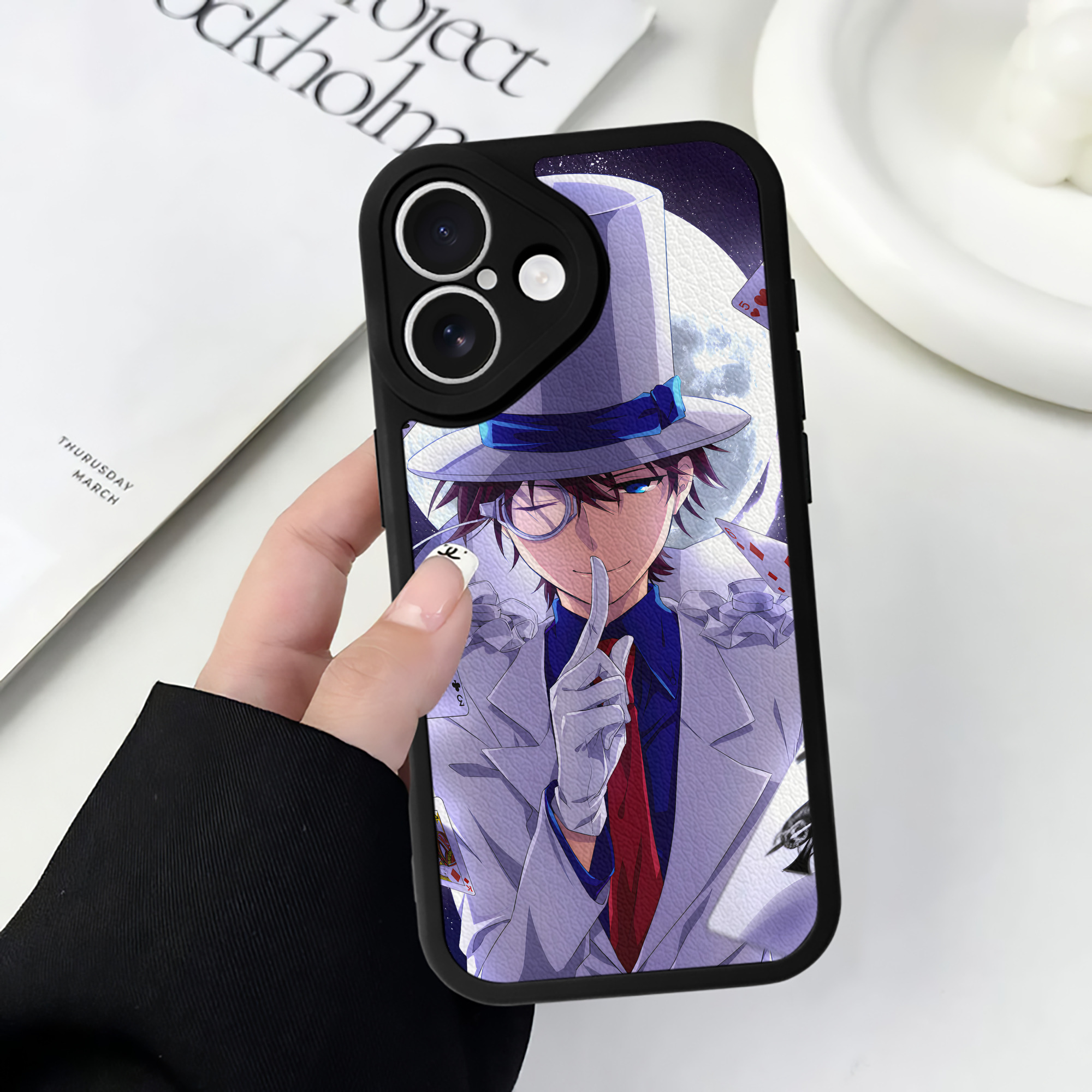 （画像用） 名探偵コナン Detective Conan 【iPhone 16シリーズ対応】シリコンスマホケース（レザー調） 材質：シリコン